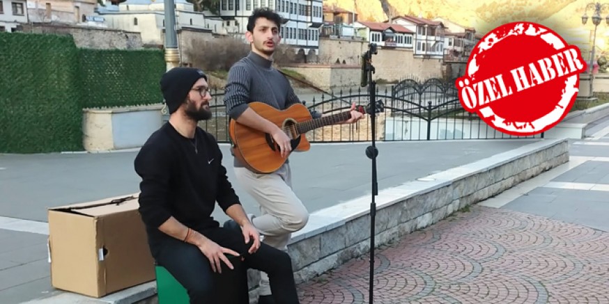 Genç Müzisyenler Kış Mevsiminde Sokakları Şenlendiriyor