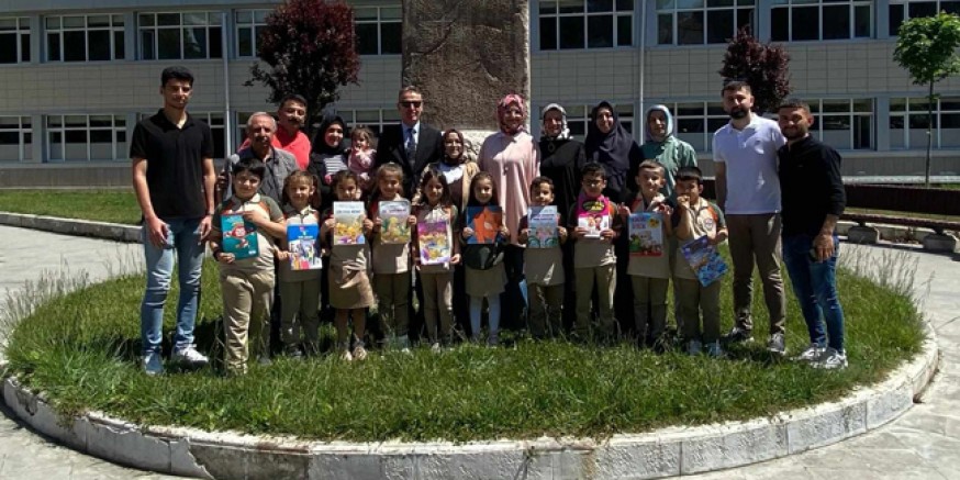 Minik Öğrencilerden “Köy Okullarına Kütüphane Kuruyoruz” Projesine Destek