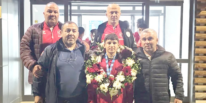 14 Yaşındaki Balkan İkincisi Memleketi Amasya’da Şampiyon Gibi Karşılandı
