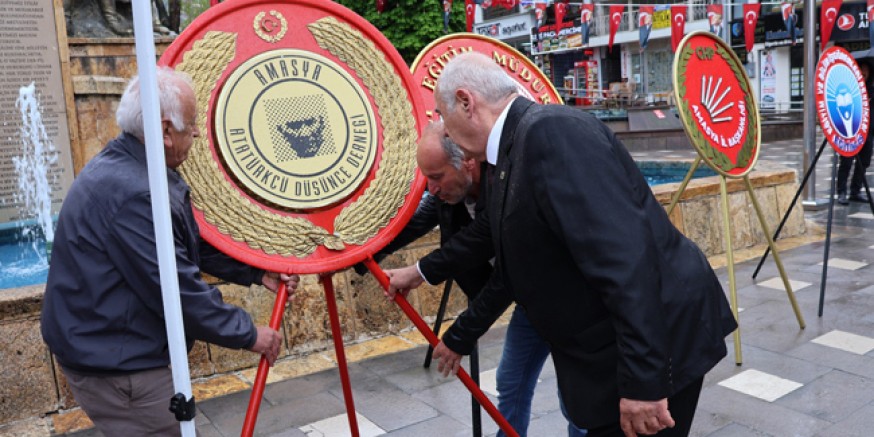 ADD Atatürk Anıtı’na 23 Nisan Çelengi Sundu