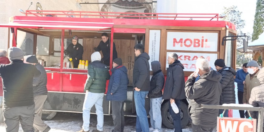 Amasya Belediyesi’nden  Soğuk Havada Sıcak İkram