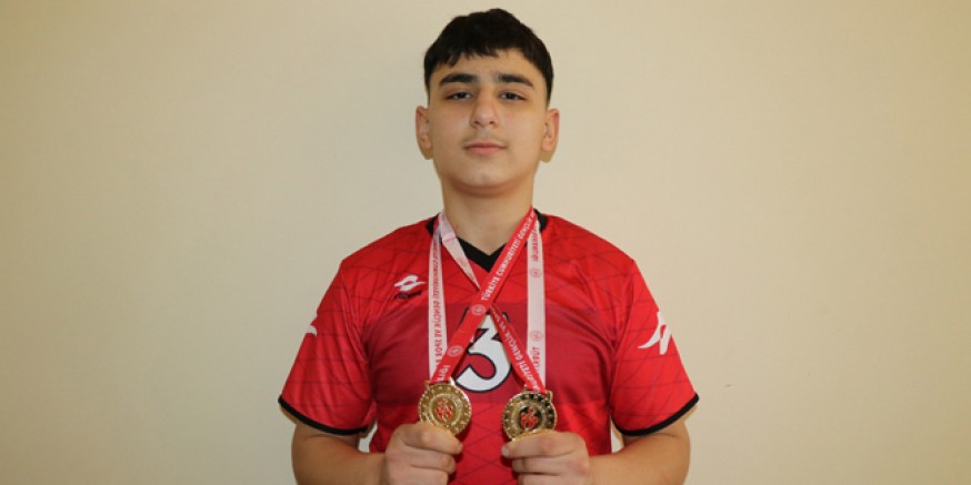 Amasya’da 40 Sporcunun Arasından Hem Sağ Hem de Sol Kolda Şampiyon Oldu