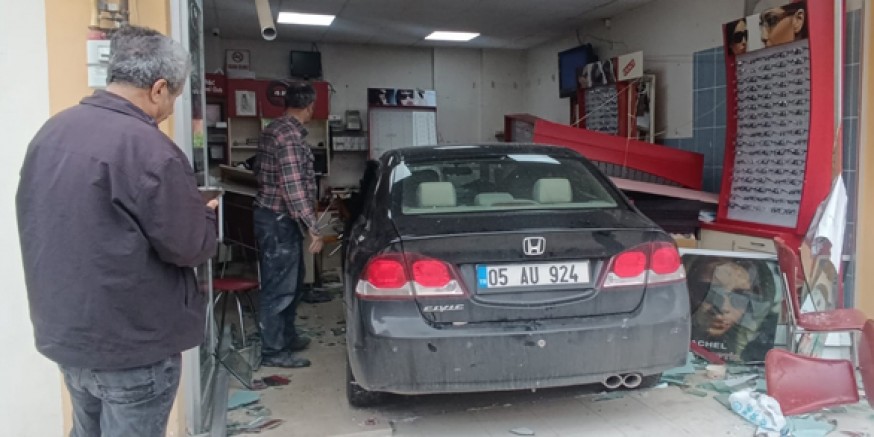 Amasya’da Çay İçmeye Geldiği Dükkana Otomobiliyle Girdi