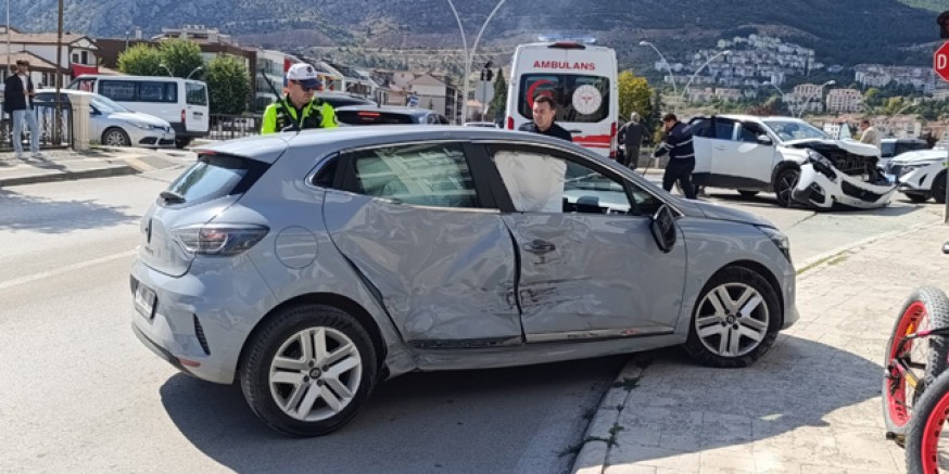 Amasya’da İki Otomobil Çarpıştı: 2 Yaralı