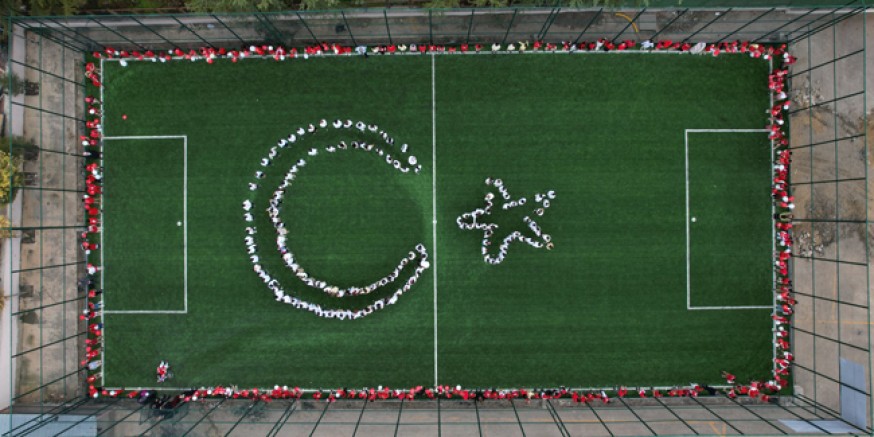 Amasya’da İlkokul Öğrencilerinden Türk Bayrağı Koreografisi