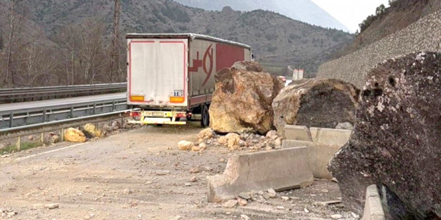 Amasya’da Karayoluna Büyük Kaya Parçaları Düştü
