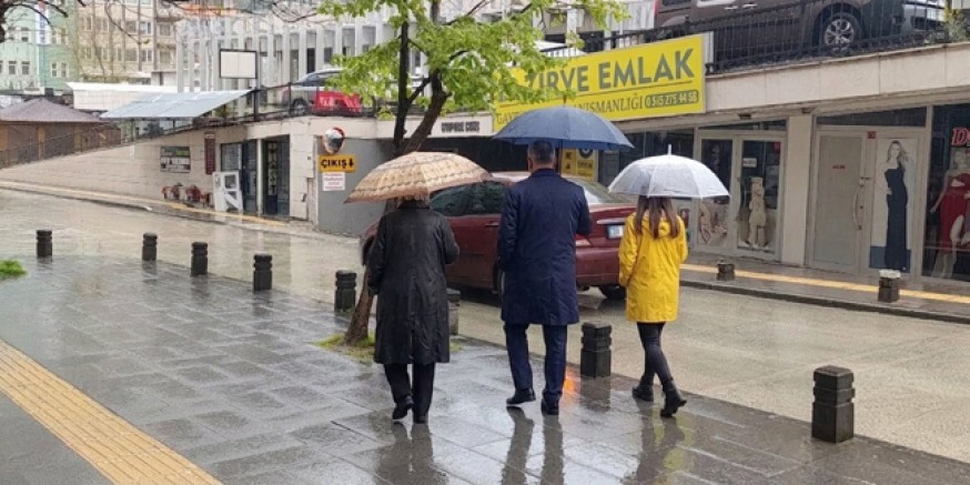 Amasya’da Nisan Yağmurlarıyla Şemsiyeler Yeniden Açıldı