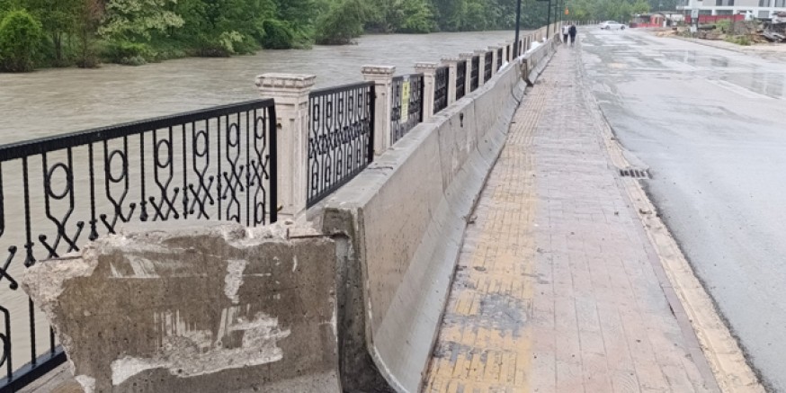 Amasya’da Taşkına Karşı Beton Bloklu ve Kum Torbalı Önlem