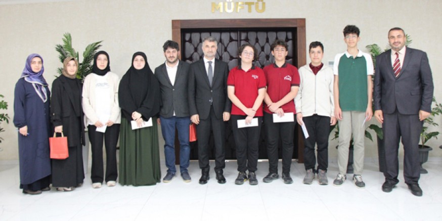 Amasya’da Umre Ödüllü Bilgi Yarışmasının Kazananları Belli Oldu