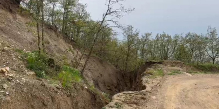 Amasya’da Yol ile Dağ Arasında Toprak Kayması: Güzergâhta Yarık Oluştu