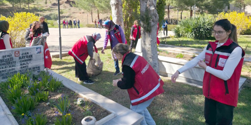 Amasya’daki Şehitlikte Temizlik Yapıldı, Dualar Edildi
