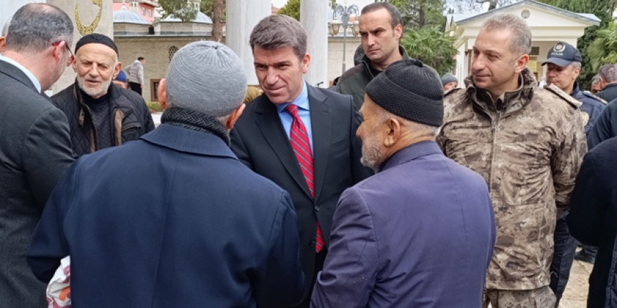 Amasyalılar Cuma Namazı Sonrası Vali Bakan ile Sohbet Etti