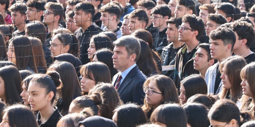 Aynı Bayrak Altında Tek Yürek: Vali Bakan Düzenlenen Bayrak Törenine Katıldı