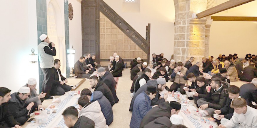 Burmalı Minare Camii’nde Gönülleri Buluşturan İftar