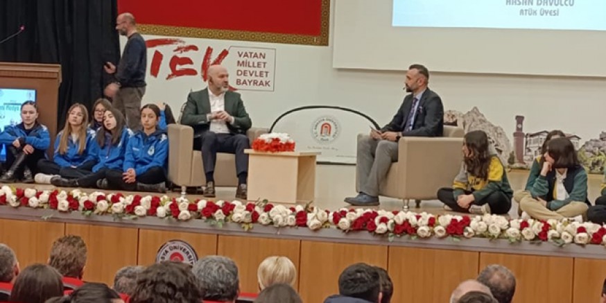 Davulcu’dan “Dezenformasyon Çağında  Yeni Medya ve Gençlik” Söyleşisi