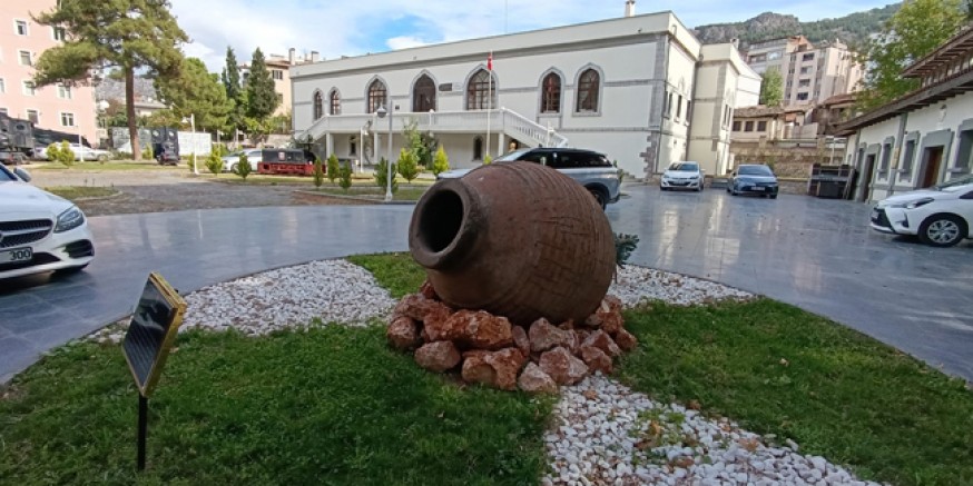 Enstitüsü Bahçesinde Binlerce Yıllık Tahıl Ambarı: Pithos