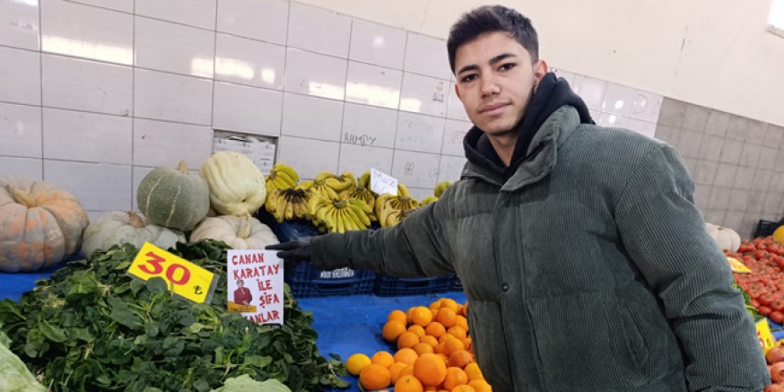 Genç Pazarcıdan Ispanak Tezgahına Esprili Etiket