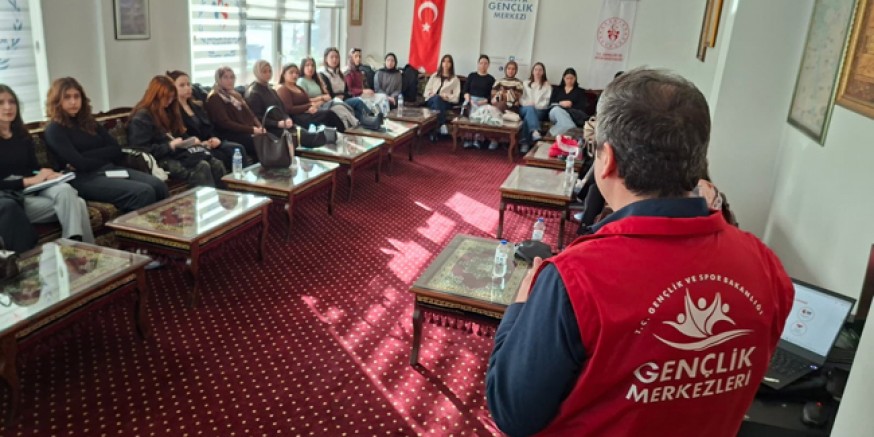 Gençlik Merkezi’nde Ebelik Öğrencilerine Gönüllülük Eğitimi