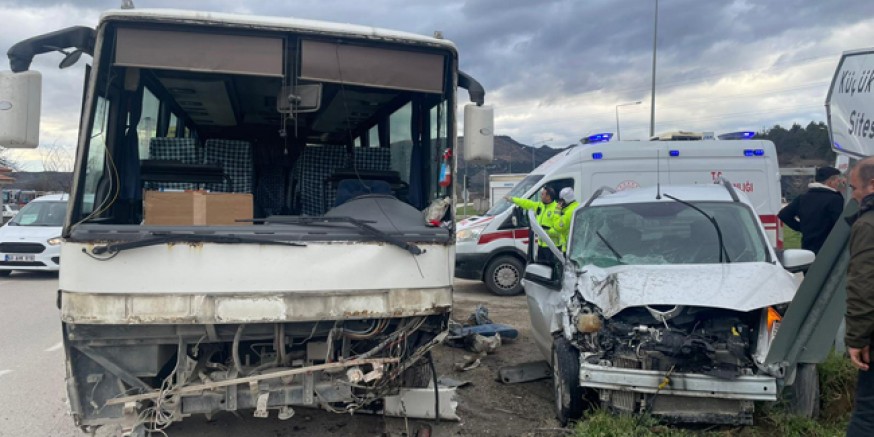 Hafif Ticari Araç ile Midibüs Çarpıştı: 6 Yaralı