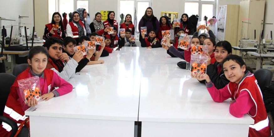 Hem Eğlendiler Hem Öğrendiler: Kendi Oyuncaklarını Diktiler