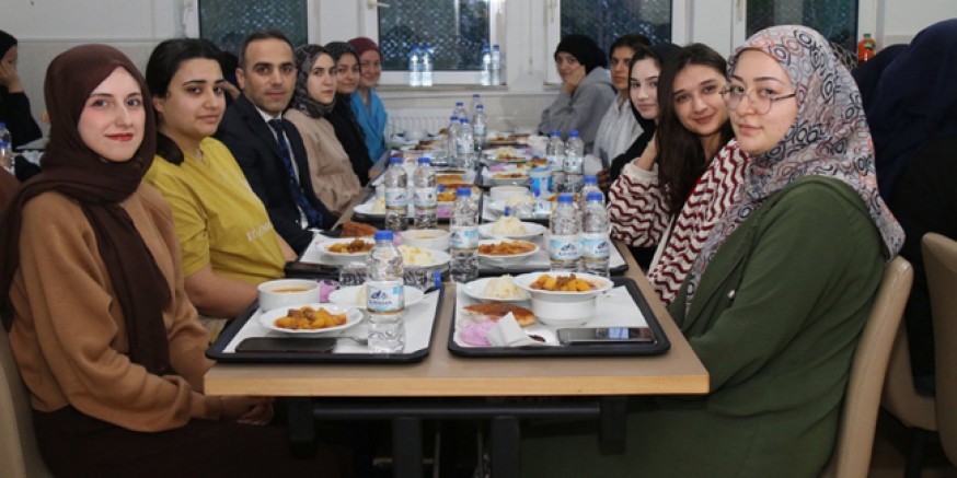 İl Müdürü Öğrencilerle İftar Sofrasında Bir Araya Geldi