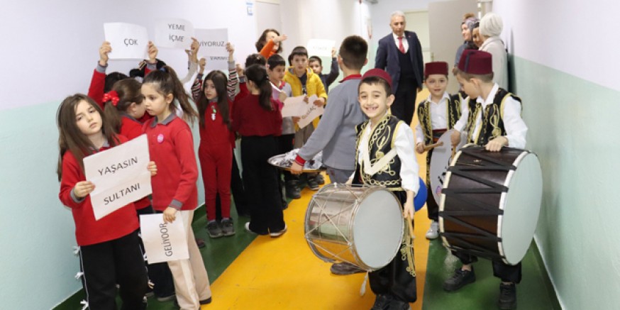 İlkokul Öğrencilerinden Ramazan’a Davullu ve Manili Karşılama