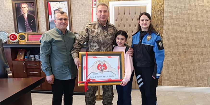 İstiklal Marşı’nın 105. Yılında Emniyet Müdürü Saraç’a Eslem Nur’dan Anlamlı Hediye