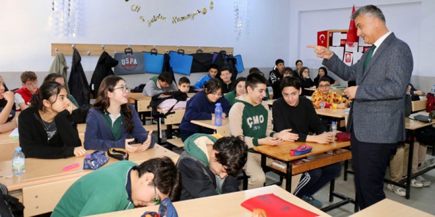 Katipoğlu, Çelebi Mehmet Ortaokulunu Ziyaret Etti