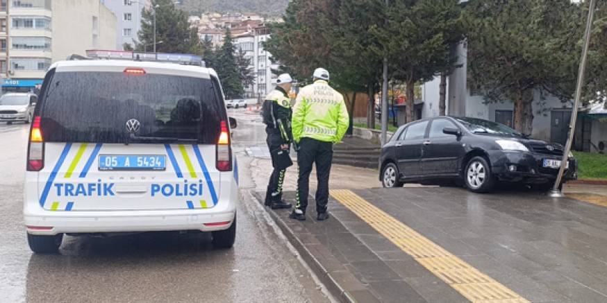 Kontrolden Çıkan Otomobil Kaldırıma Çıkıp Elektrik Direğine Çarptı