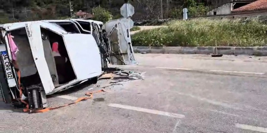 Köpeğe Çarpmamak İçin Manevra Yapan Otomobil Yan Yattı; 3 Yaralı