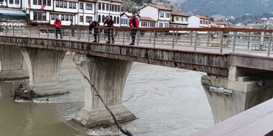 Köprü Ayağına Takılan Odunları  Belediye İtfaiye Ekipleri Temizledi