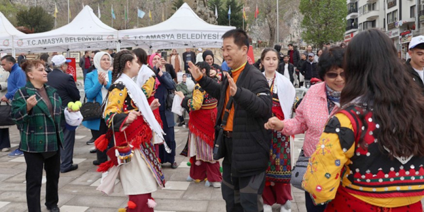 Koreli Turistten Meydanda Oyun Havası Performansı
