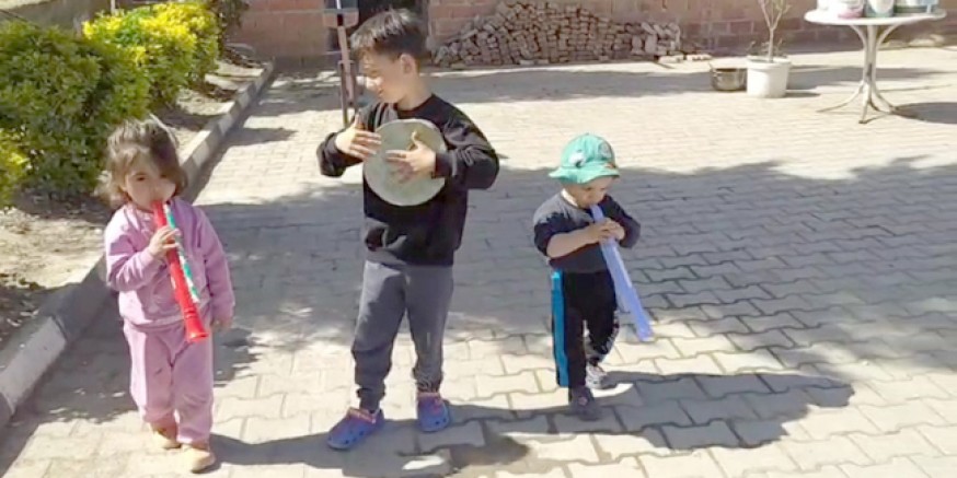 Köyde Miniklerin Müzikli Eğlencesi İzleyenleri Gülümsetti