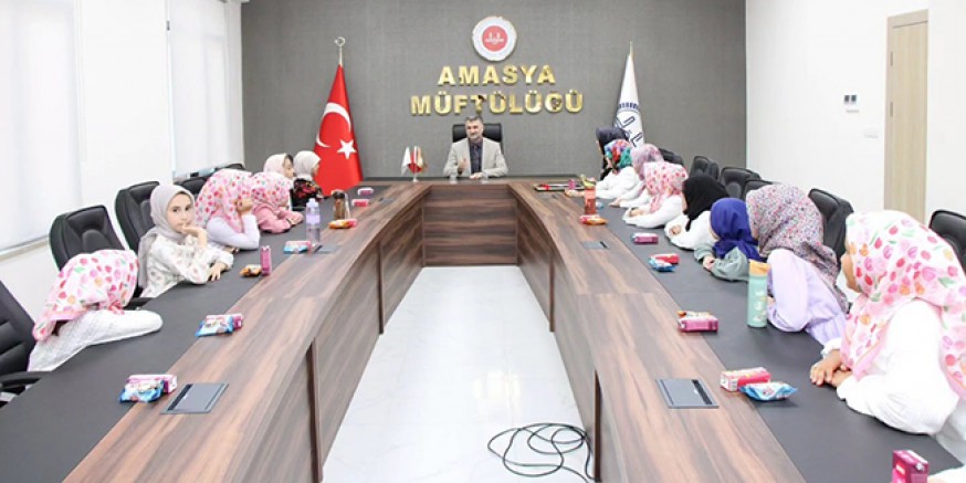 Kur’an Kursu Öğrencileri Filografi Çalışmasını Hediye Etti