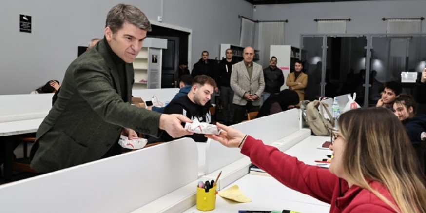 Kütüphanede Ders Çalışan Gençlere Vali Bakan’dan İkram