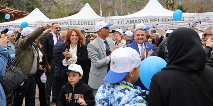 Mavi Renk Balonlar Dünya Otizm  Farkındalık Günü İçin Havalandı