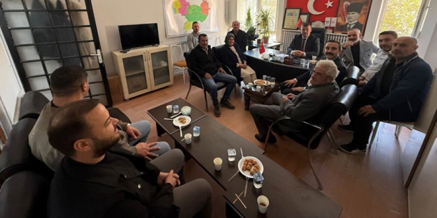 Merzifon Gençleri Derneği’nden Muhtarlara Fidan Hediyesi
