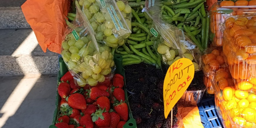 Meyve Tezgahlarında Yaz Rüzgarı: Çilek, Üzüm ve Karadut