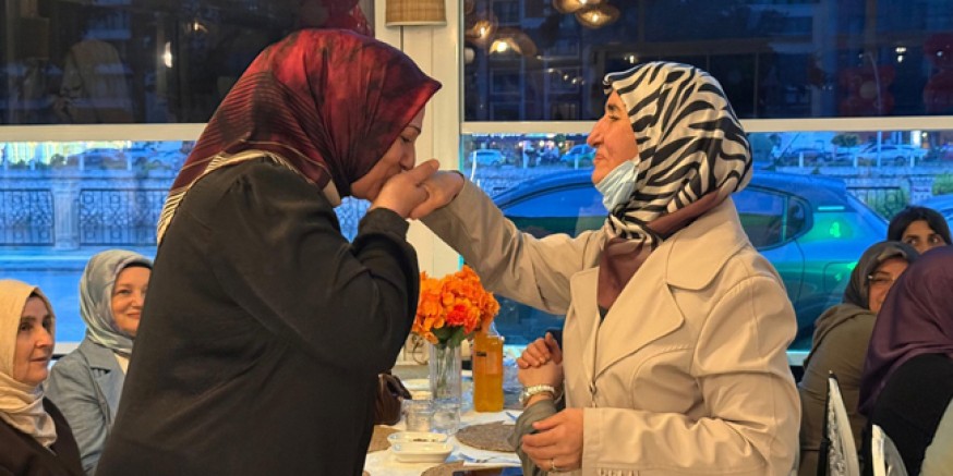 MHP Amasya İl Başkanlığı Anneleri Unutmadı