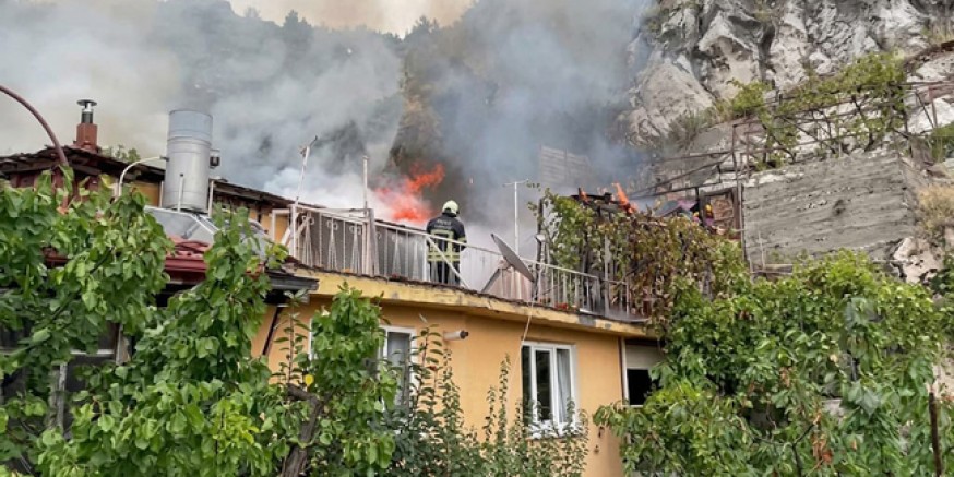 Ocaktan Çıkan Yangını, Tatbikata Giden İtfaiyeciler Söndürdü