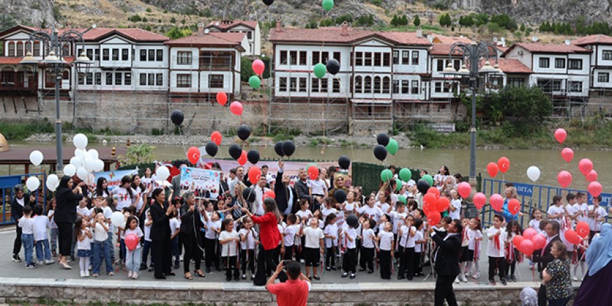 Öğrenciler Gazze’deki  Çocuklar İçin Balon Uçurdu