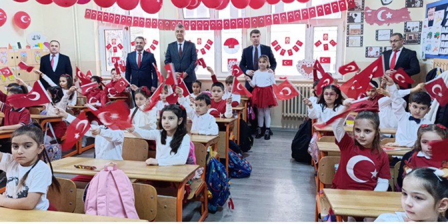 Öğrenciler İkinci Döneme  Bayrak Sevgisiyle Başladı