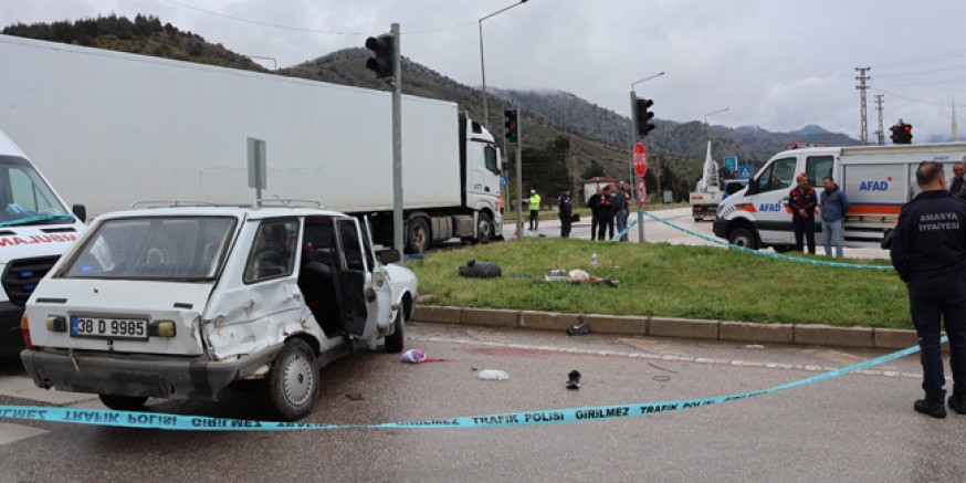 Otomobil ile Tır Çarpıştı; 10 Aylık  Bebek Öldü, 4 Kişi Yaralandı