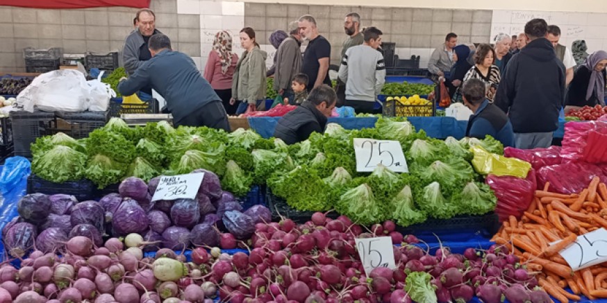 Pazar Tezgâhları Kışlık Sebze ve Meyvelerle Şenlendi