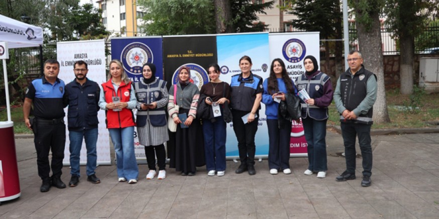 Polisten Üniversite Öğrencilerine  “El Ele Güvenli Geleceğe” Standı