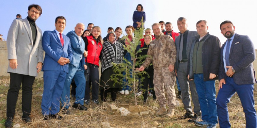 Şehitler İçin Fidanlar Toprakla Buluştu
