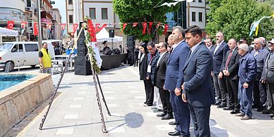 1 Mayıs Komitesi Atatürk Anıtına Çelenk Sundu