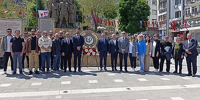 186. Yıl Çelenk  Töreniyle Kutlandı