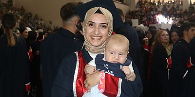 4 Aylık Oğluyla Mezun Oldu