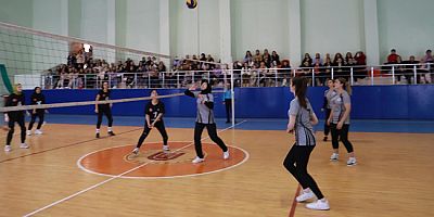 8 Mart Voleybol Müsabakasında Kazanan Dostluk Oldu